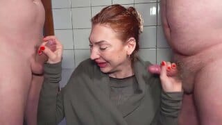 Banyoda Kendisine Evini Açan Arkadaşına Minnettarlığını Gösterir